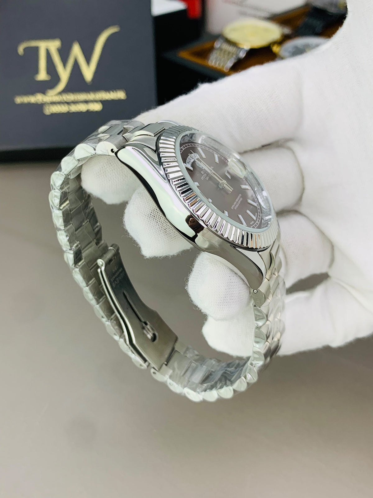 Oyster Chocolate Dial